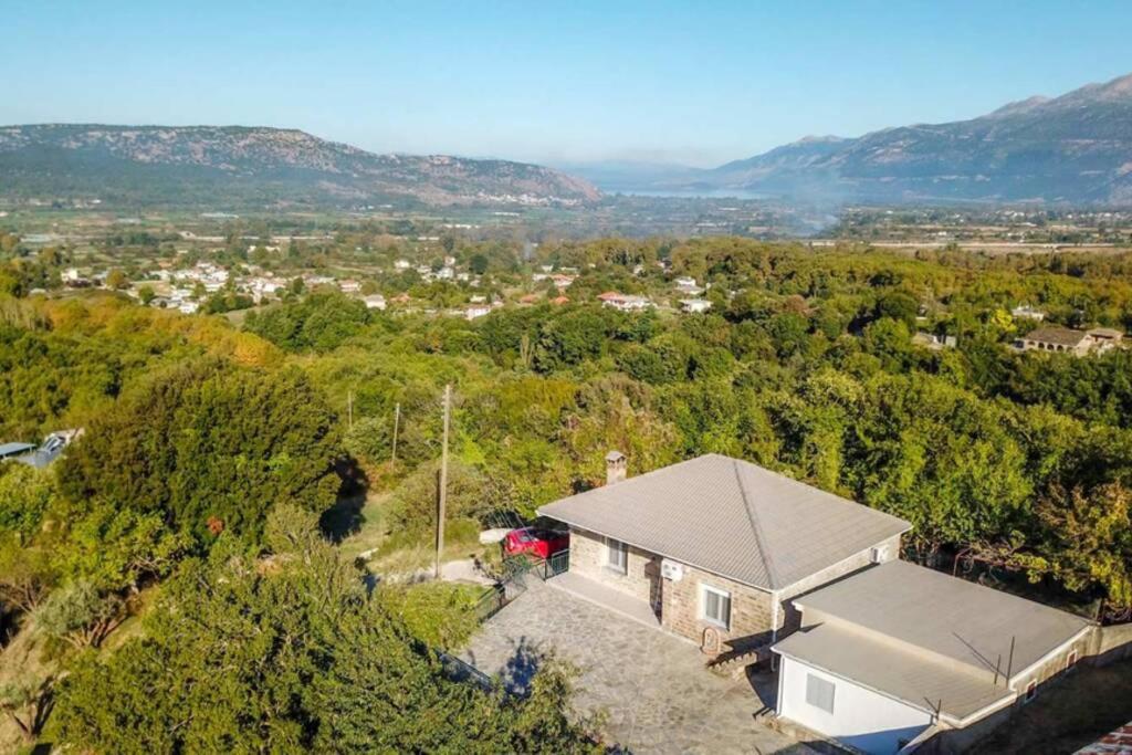 Breathtaking Lake View Cottage With A Fireplace Next To Ioannina City! Exterior photo
